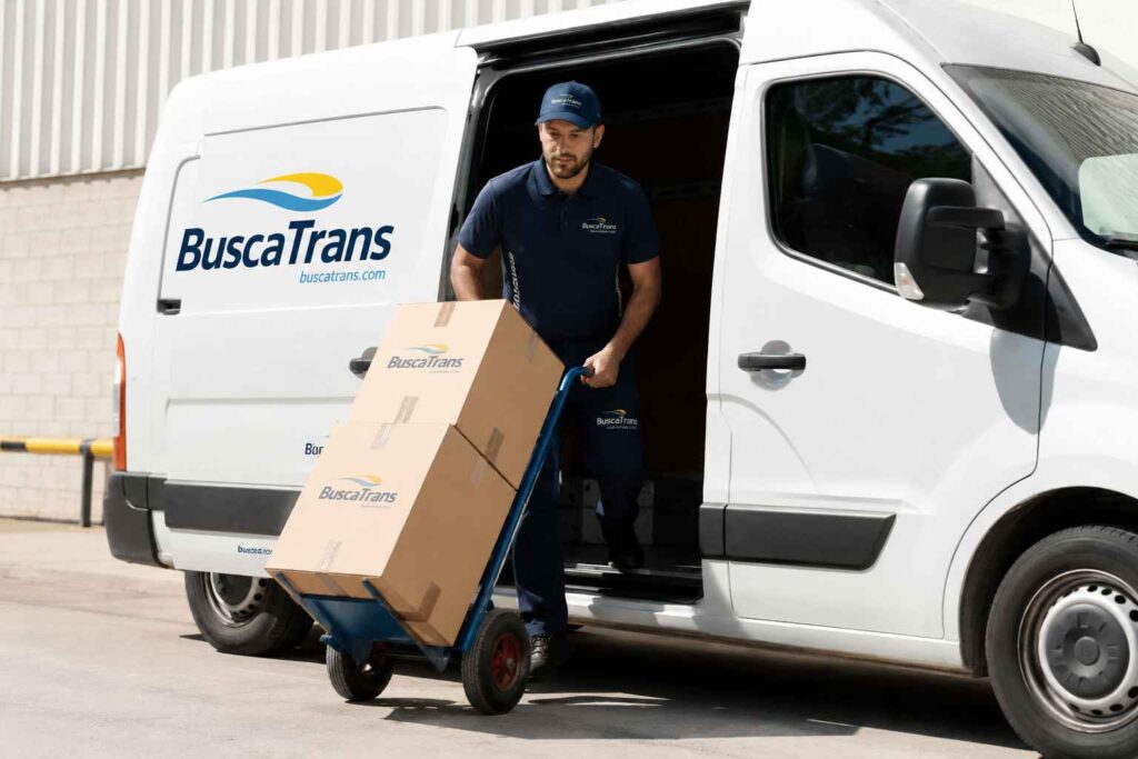 operario de BuscaTrans haciendo entrega de cajas